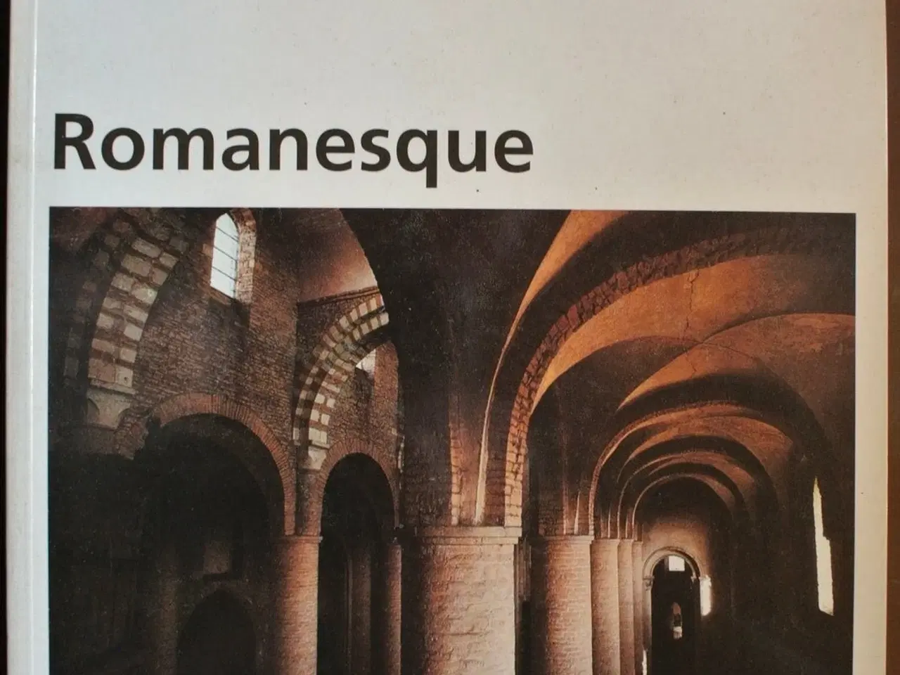 Billede 1 - romanesque, by raymond oursel, emne: arkitektur