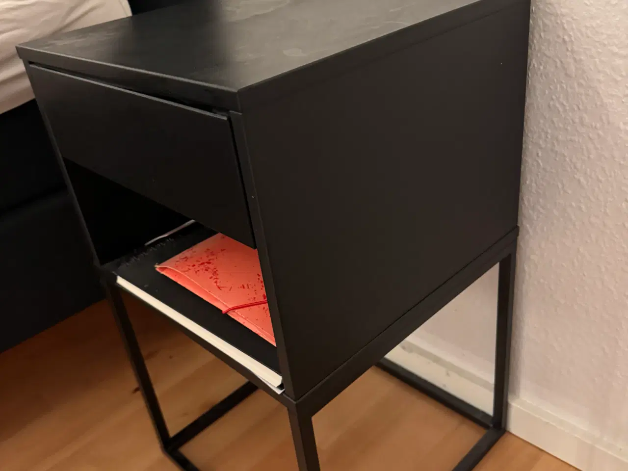 Billede 3 - IKEA VIKHAMMER sengebord – sort, kun brugt let
