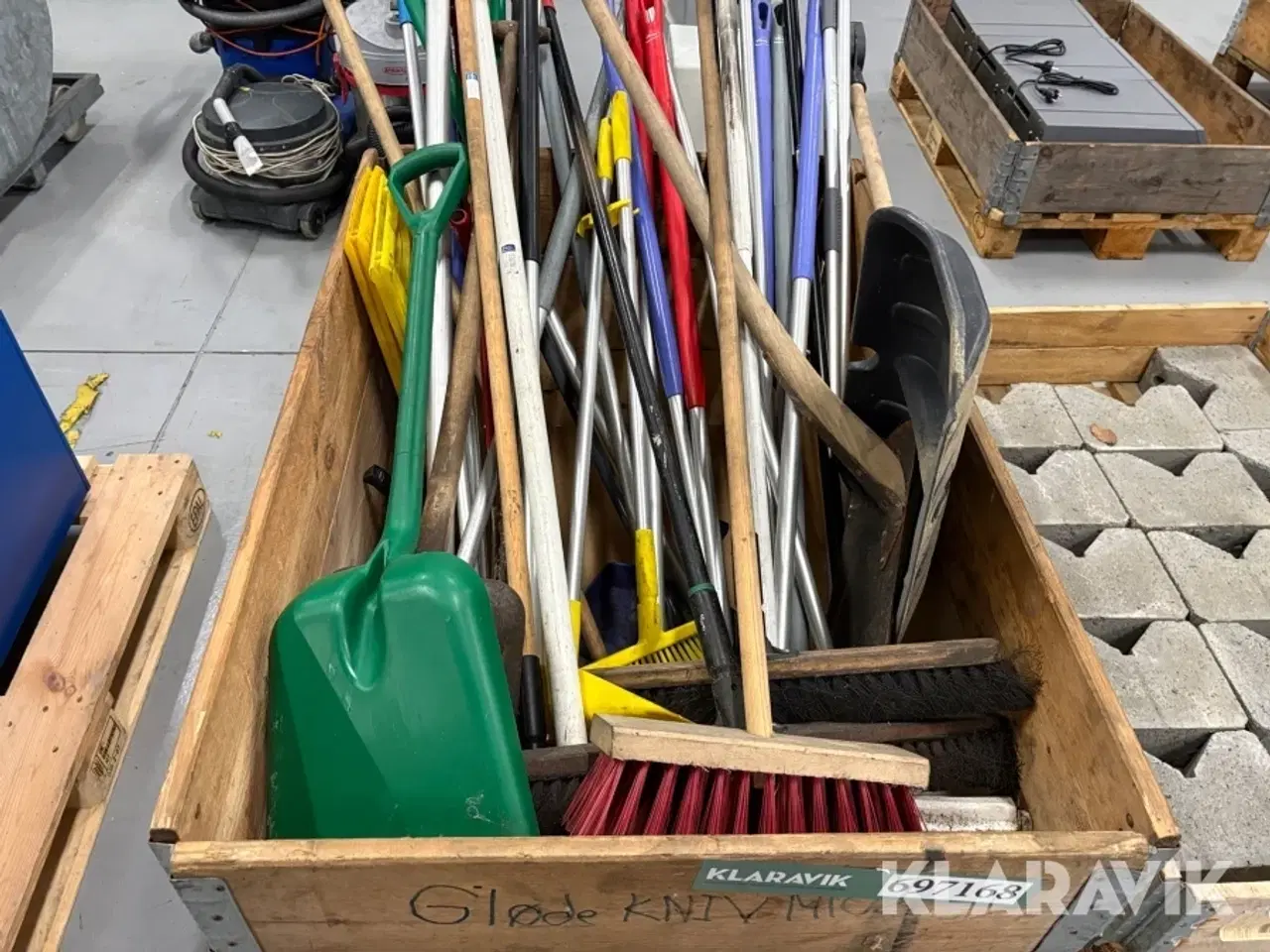 Billede 4 - Lot med have-/rengøringsredskaber og sten - 2 paller