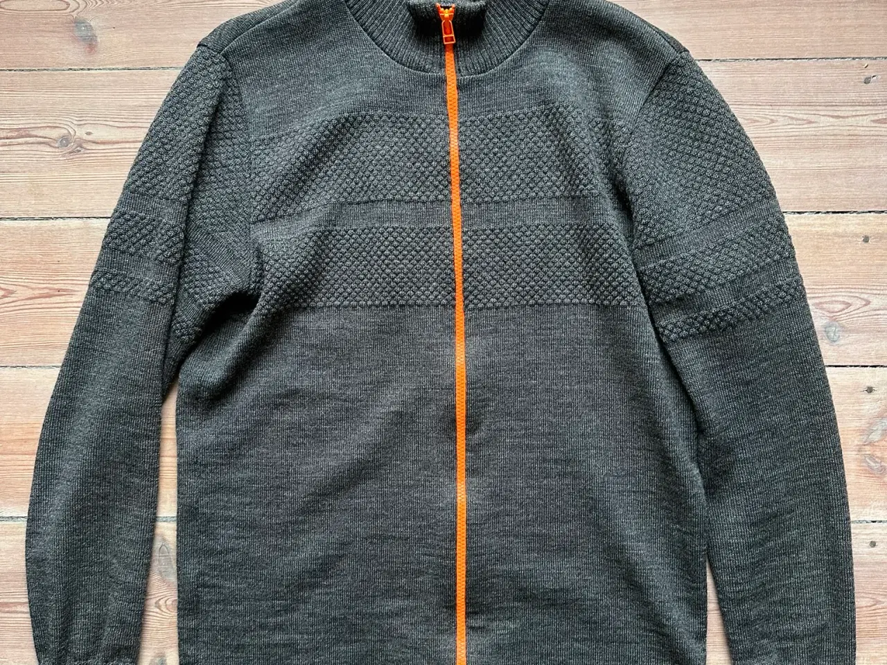 Billede 5 - Grå Mads Nørgaard sømandsstrik med orange lynlås. 