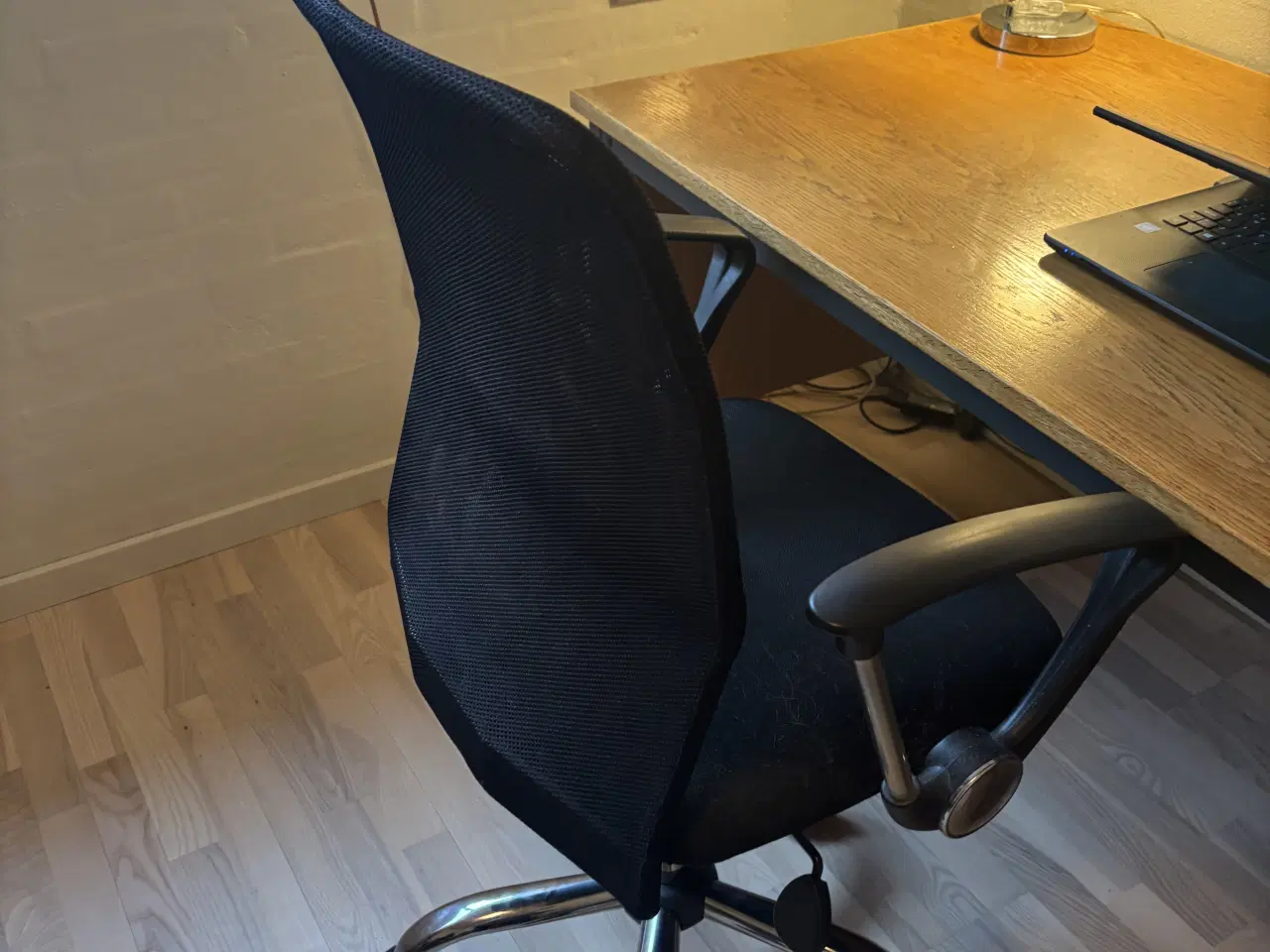 Billede 1 - Sort kontorstol i fin stand