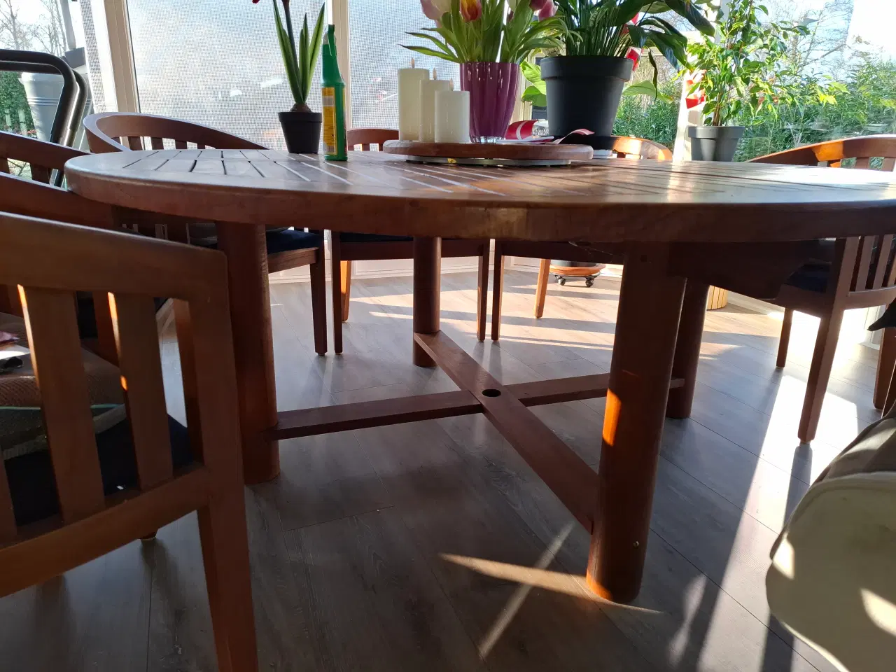 Billede 2 - Flot rundt spisebord med bananstole i massiv træ