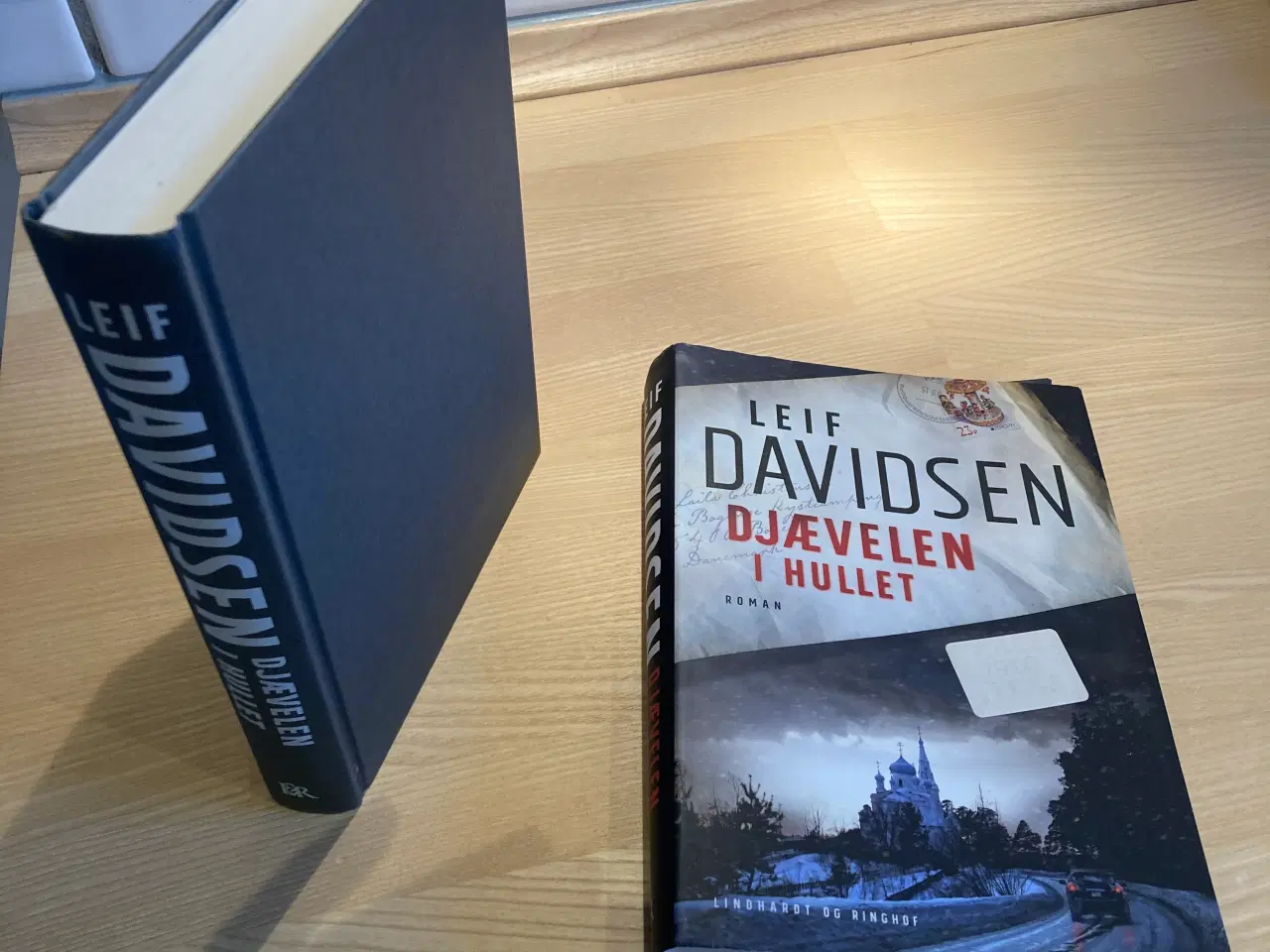 Billede 4 - Djævelen i hullet; spændingsroman af Leif Davidsen