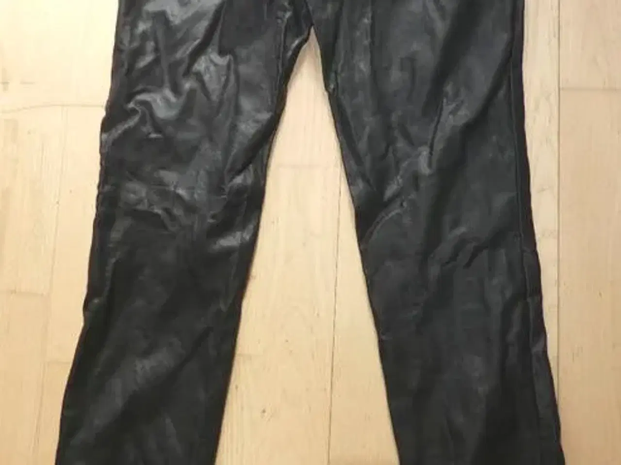 Billede 2 - Bukser i imiteret læder