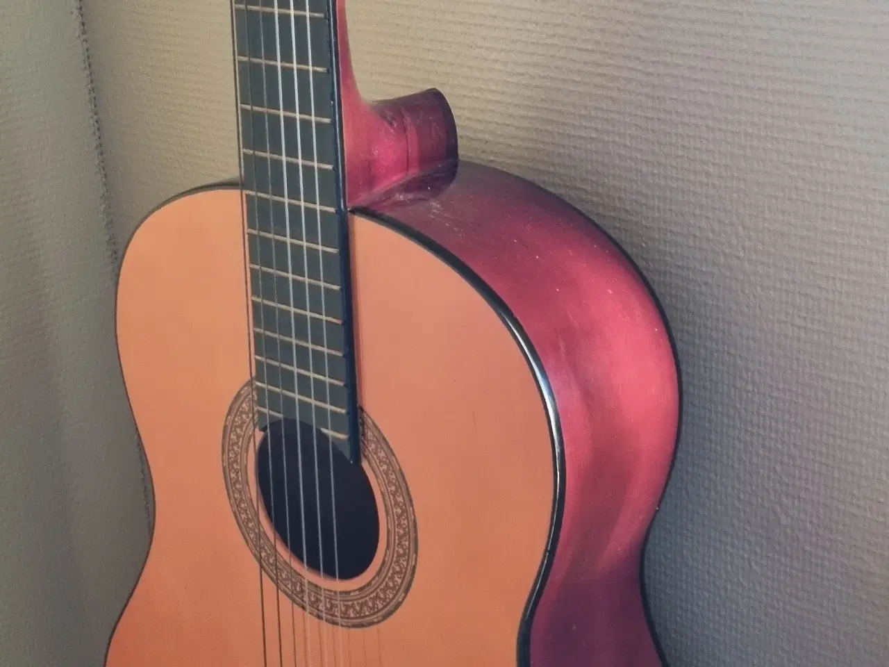 Billede 1 - Klassisk guitar med vægbeslag
