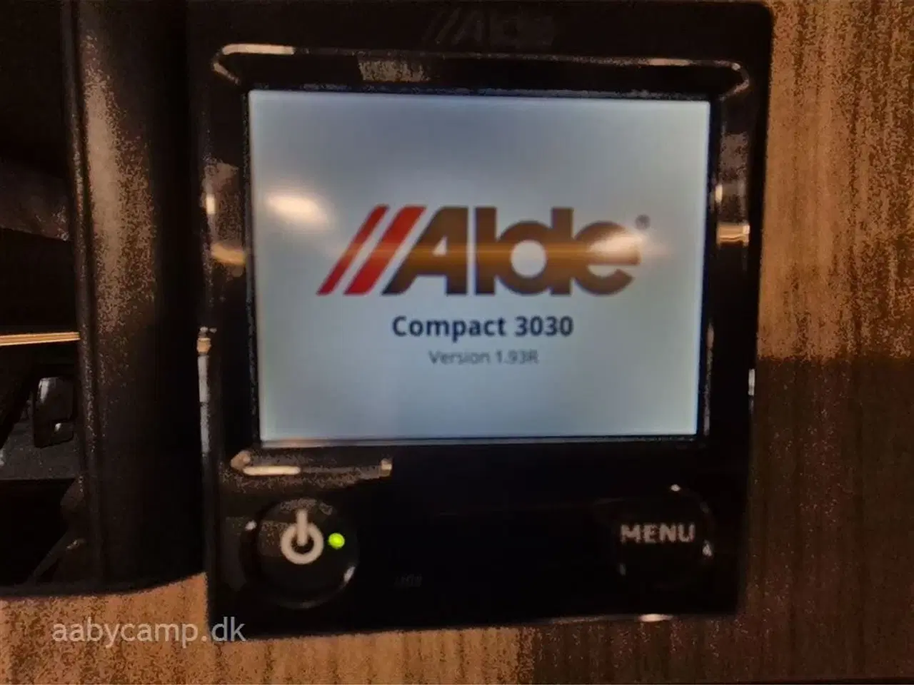 Billede 29 - 2024 - Benimar Amphitryon 967 Northautokapp   Nk.Pakke. Automatgear. solceller. 200Ah Lithium. 2000W inverter. luftundervogn på bagaksel. Hydrauliske støtteben. Alarm. Gasbageovn. Elektrisk tømning af frisk/spildevand. 3m vandfilter. tv samt internet antenne. Kan vejes op til 4400 kg.