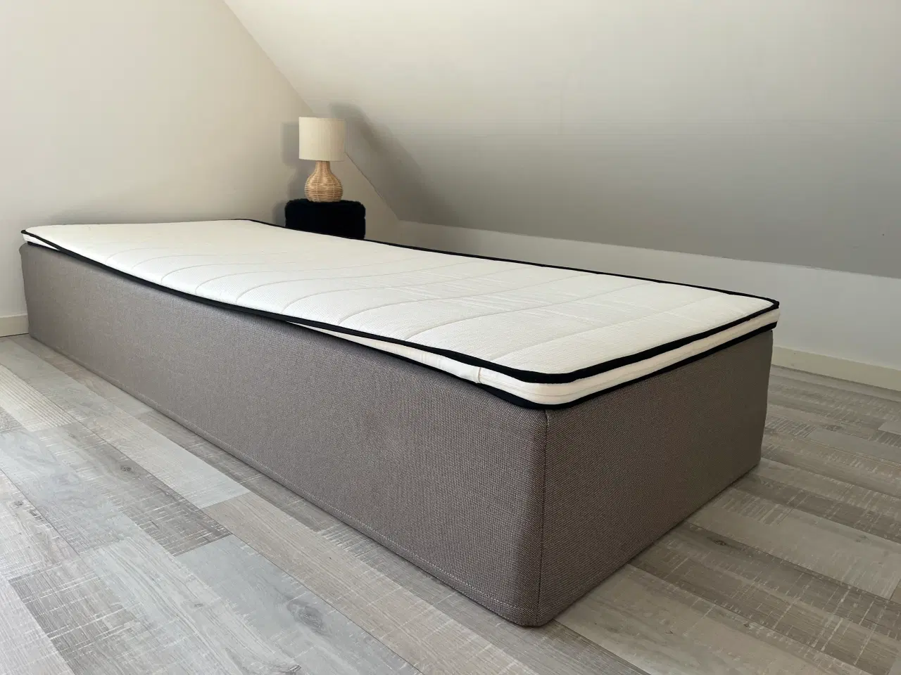 Billede 1 - Boxmadras med topmadras, måler 80x200x40cm