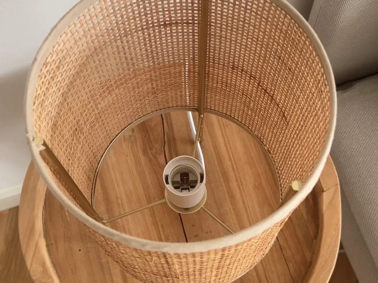 Billede 2 - Flettet bordlampe med guld stel