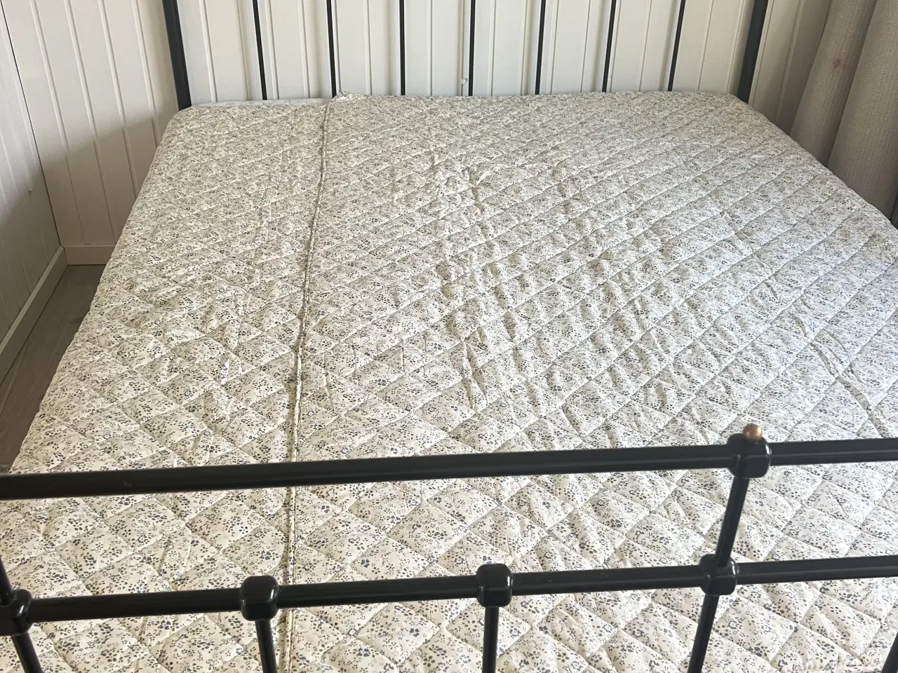 Billede 2 - Sort sengestel med tremmer