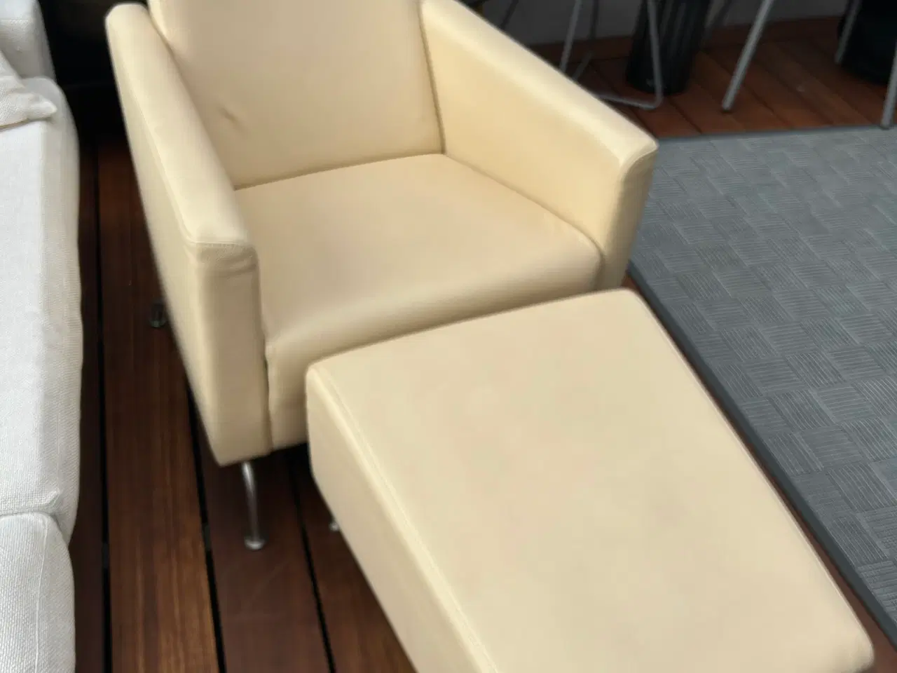 Billede 1 - Lænestol i lyst læder med tilhørende skammel 