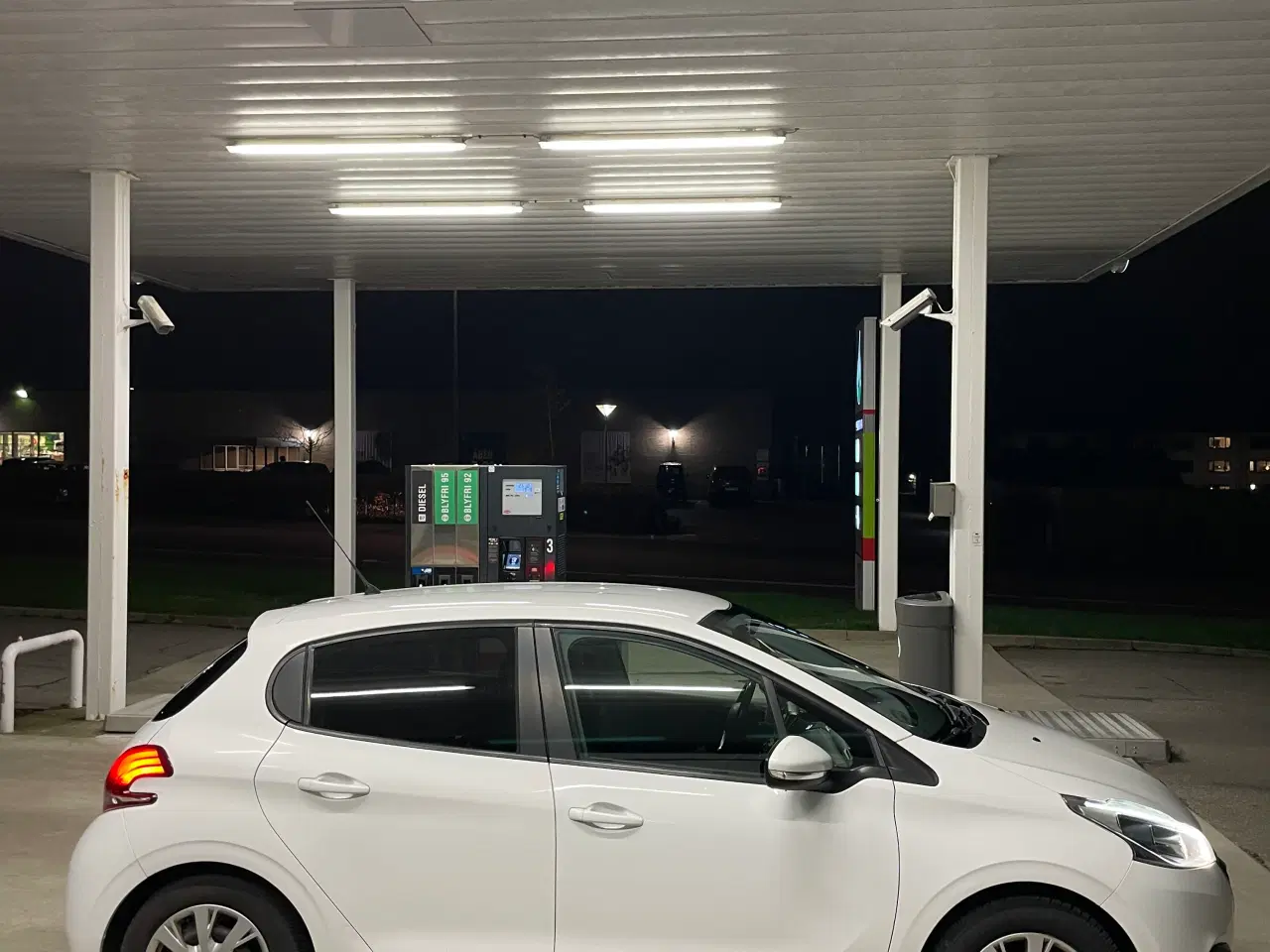 Billede 2 - Velholdt Peugeot 208 – årgang 2015 – 1 ejer