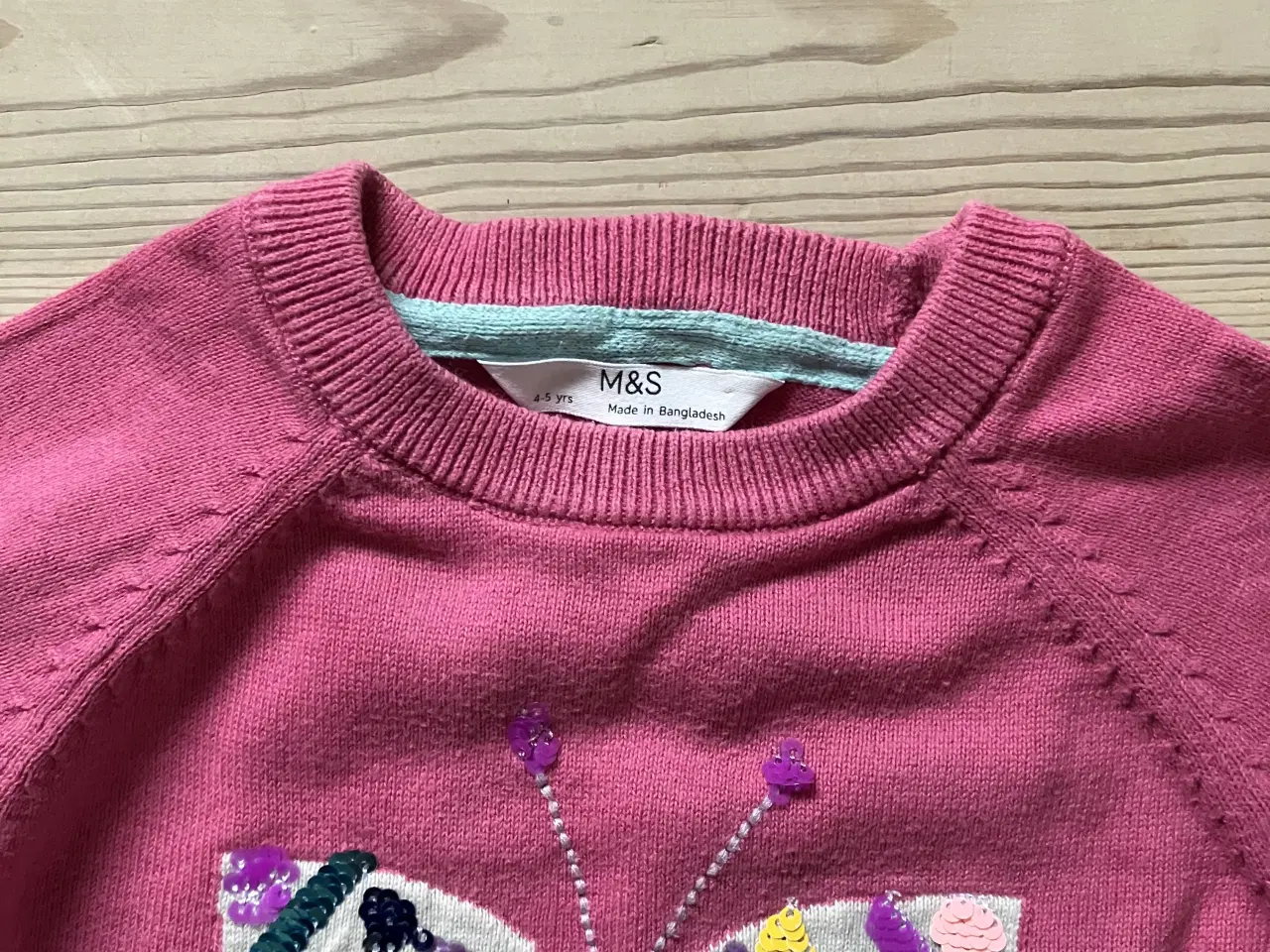 Billede 2 - Rosa bluse med sommerfugl🦋str. 4-5 år fra M&S