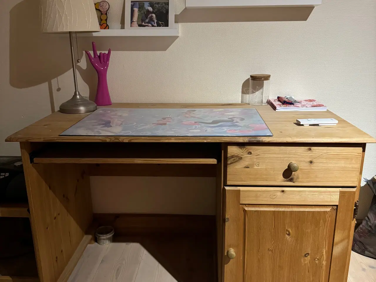 Billede 1 - Skrivebord i fyrretræ