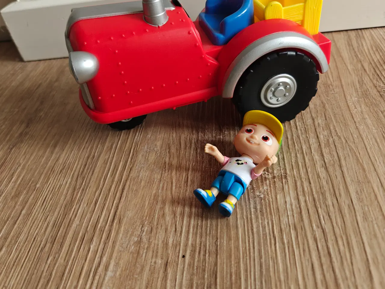 Billede 3 - CoComelon traktor med JJ figur 