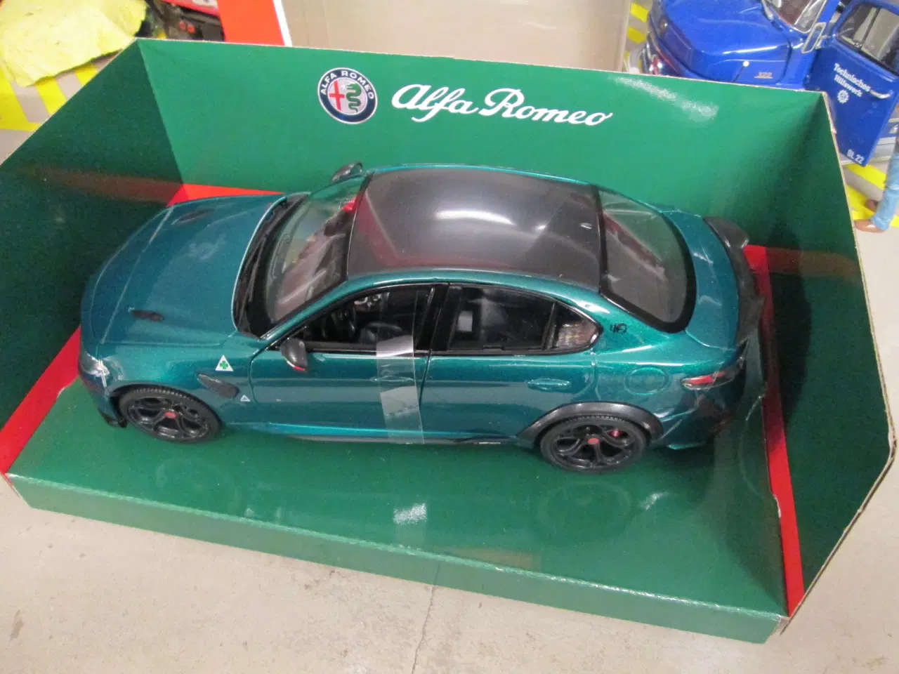 Billede 2 - Modelbil Alfa Romeo Giulia  Burago  1:18