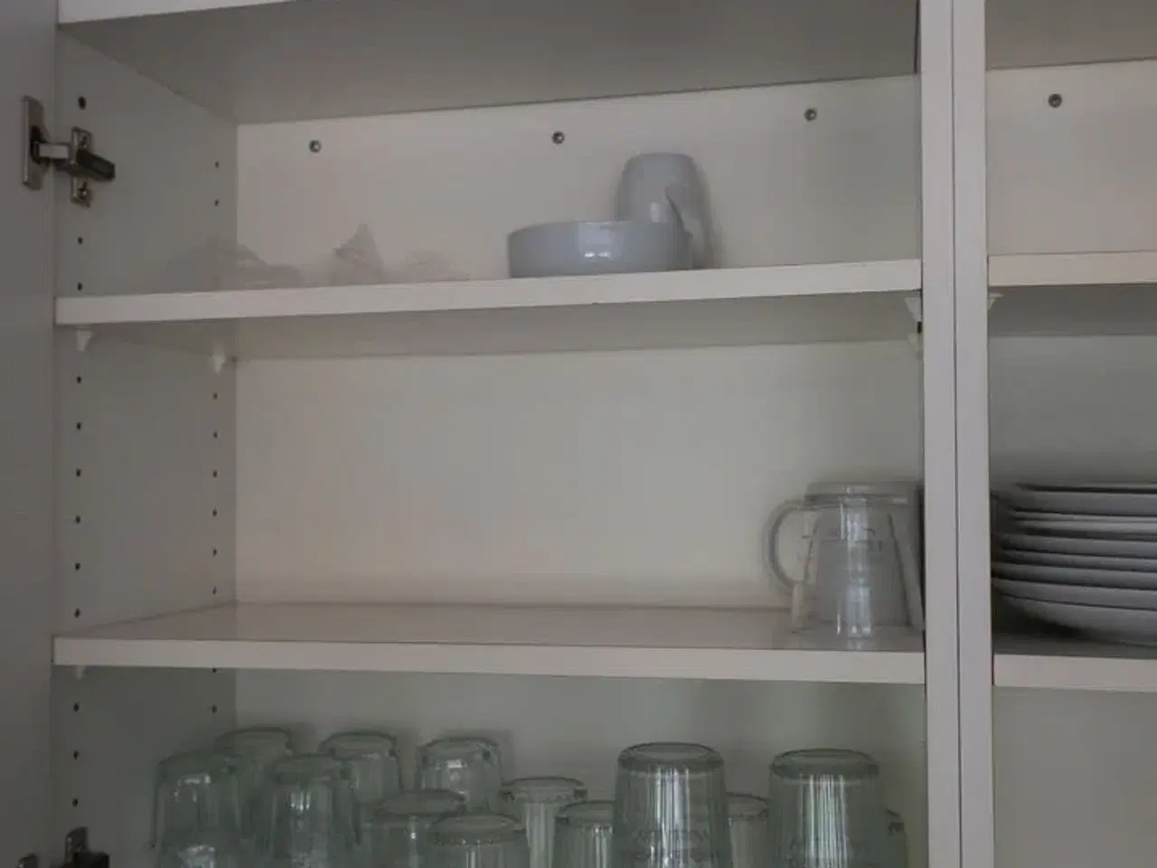 Billede 2 - Service i køkken (kaffemaskine og elkedel medfølger ikke)