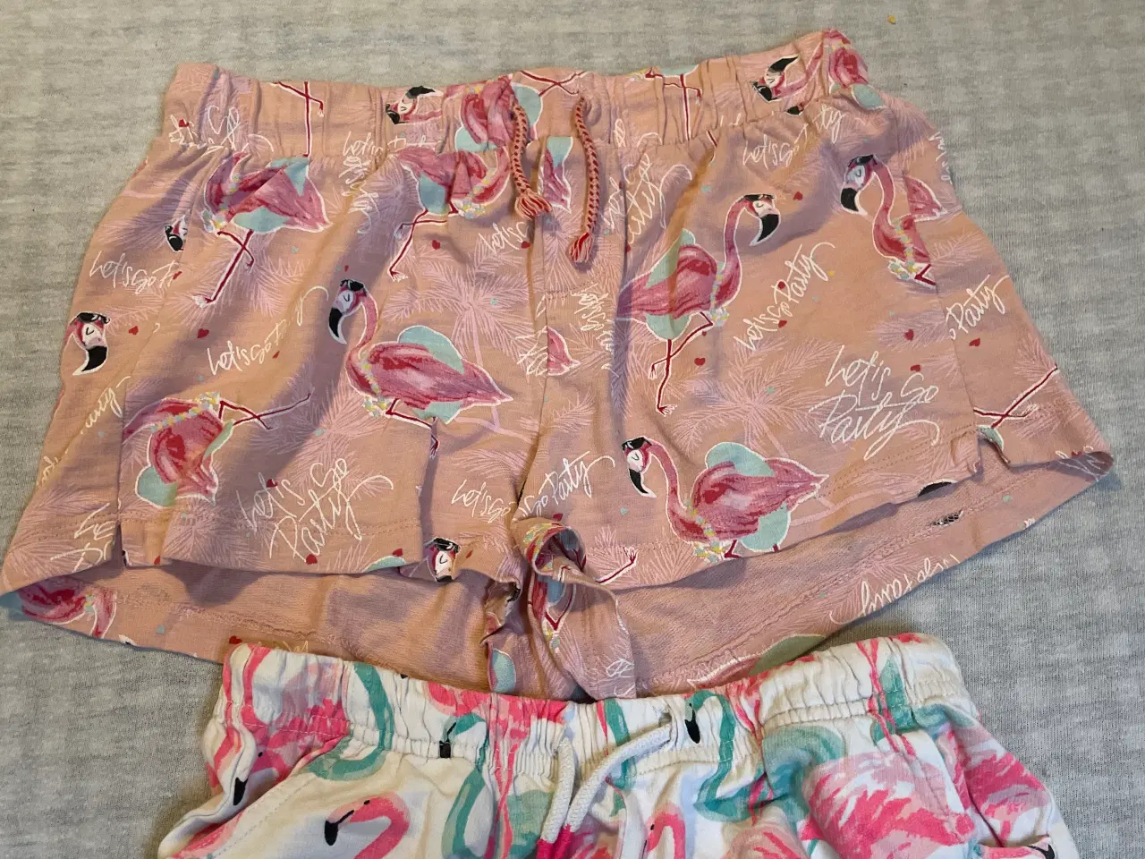 Billede 3 - To shorts med flamingoer på