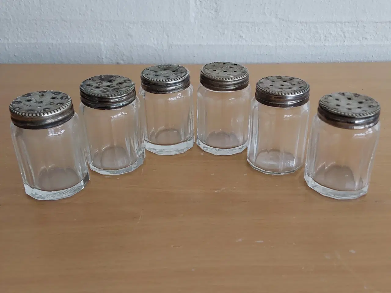 Billede 1 - Salt og peberbøsser med sølvlåg stemplet 830.