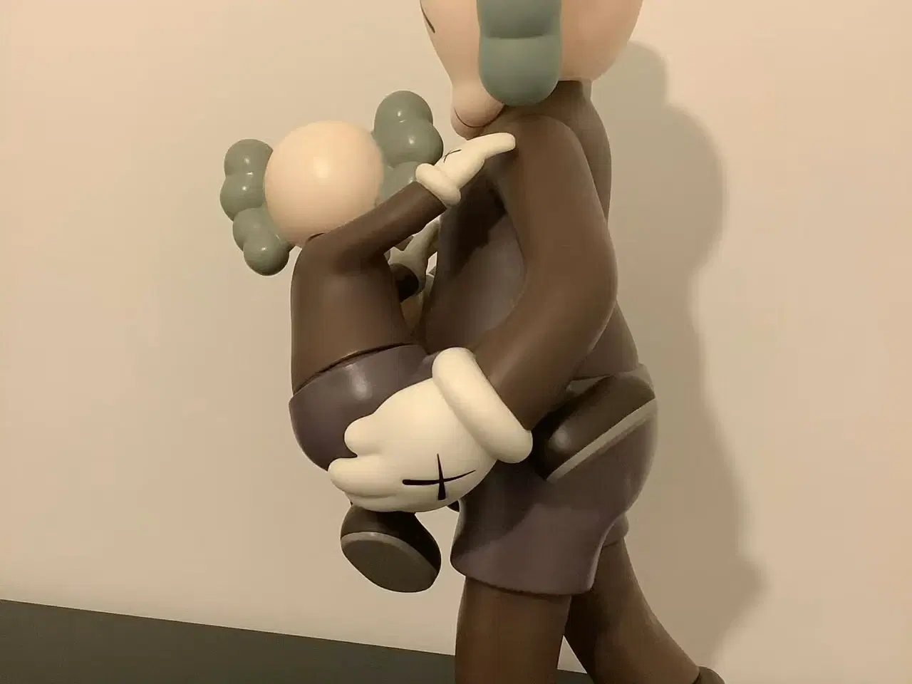 Billede 3 - Kaws Insp. figur i brune og grå nuancer - "Clean S