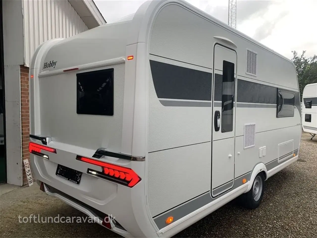 Billede 2 - 2026 - Hobby De Luxe 460 SL   Ny 2026 KOMMER SNART PÅ LAGER. TILBUD DK-Line med masser af udstyr INKL. i prisen. Enkeltsenge samt endekøkken og stort badeværelse. LAV VÆGT.