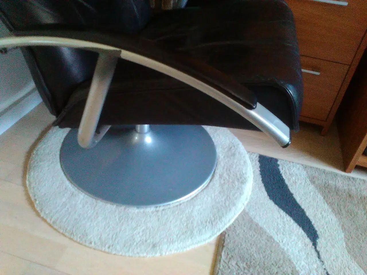 Billede 3 - Sort læder lænestol 