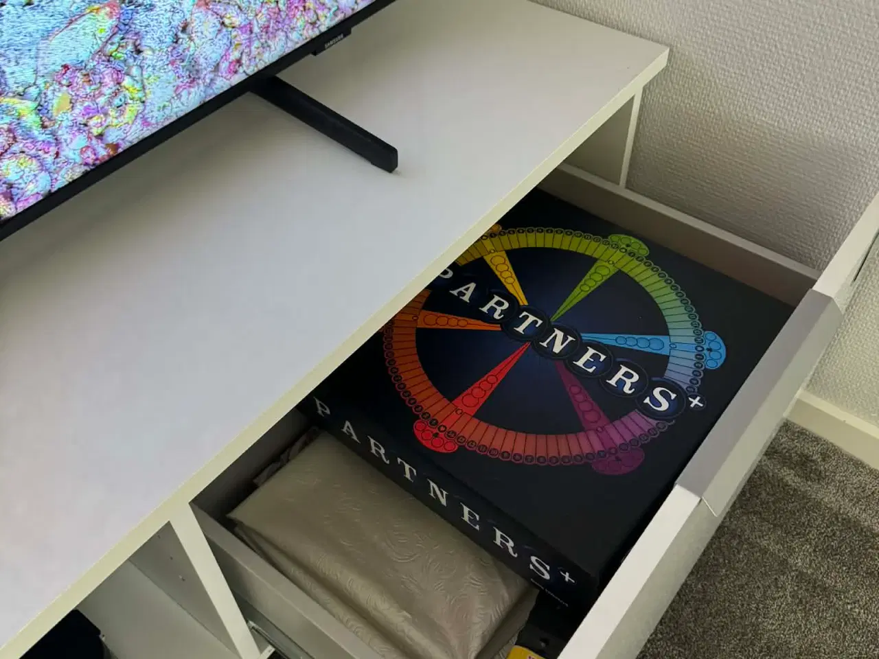 Billede 3 - Hvid TV bord med skuffe + reol