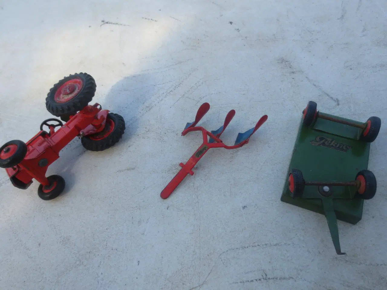 Billede 4 - 1 stk Tekno Traktor med plov og 2 vogne 