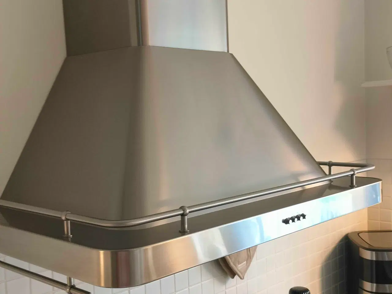 Billede 3 - Flot emhætte i rustfrit stål. 80 cm bred.