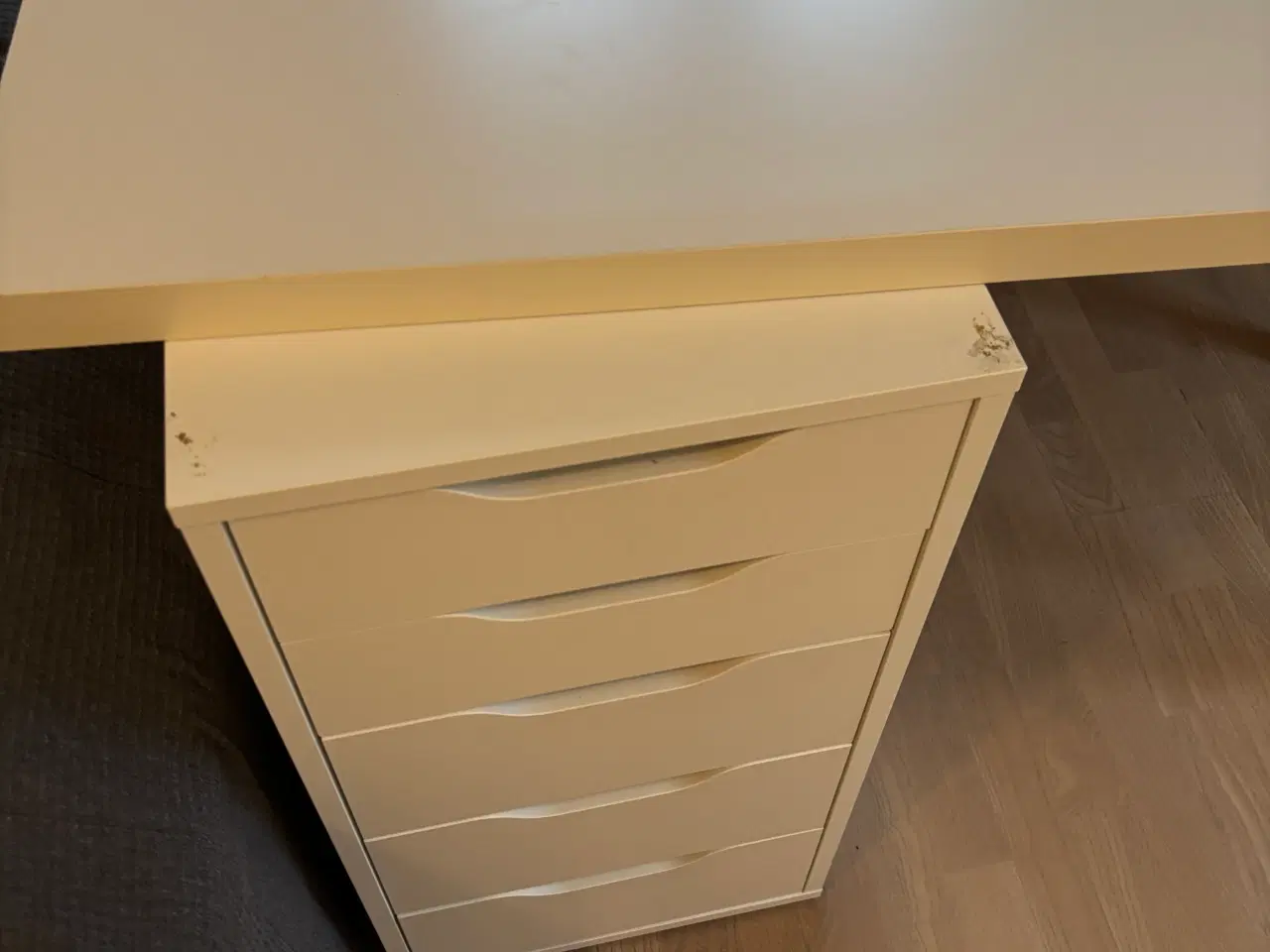 Billede 6 - Hvidt skrivebord med skuffeelement fra IKEA
