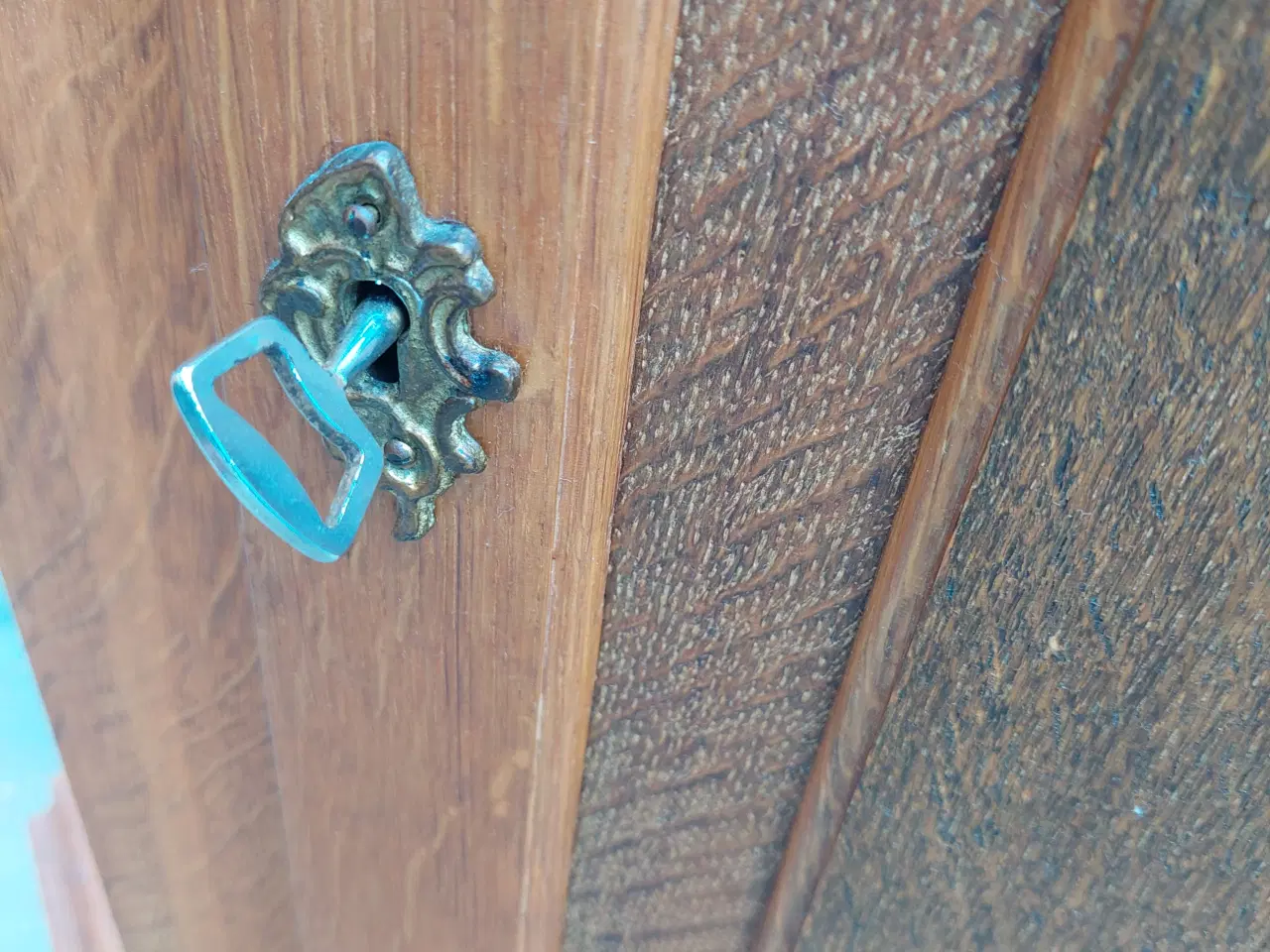 Billede 12 - hjørne/bar/vitrine skabet med dør