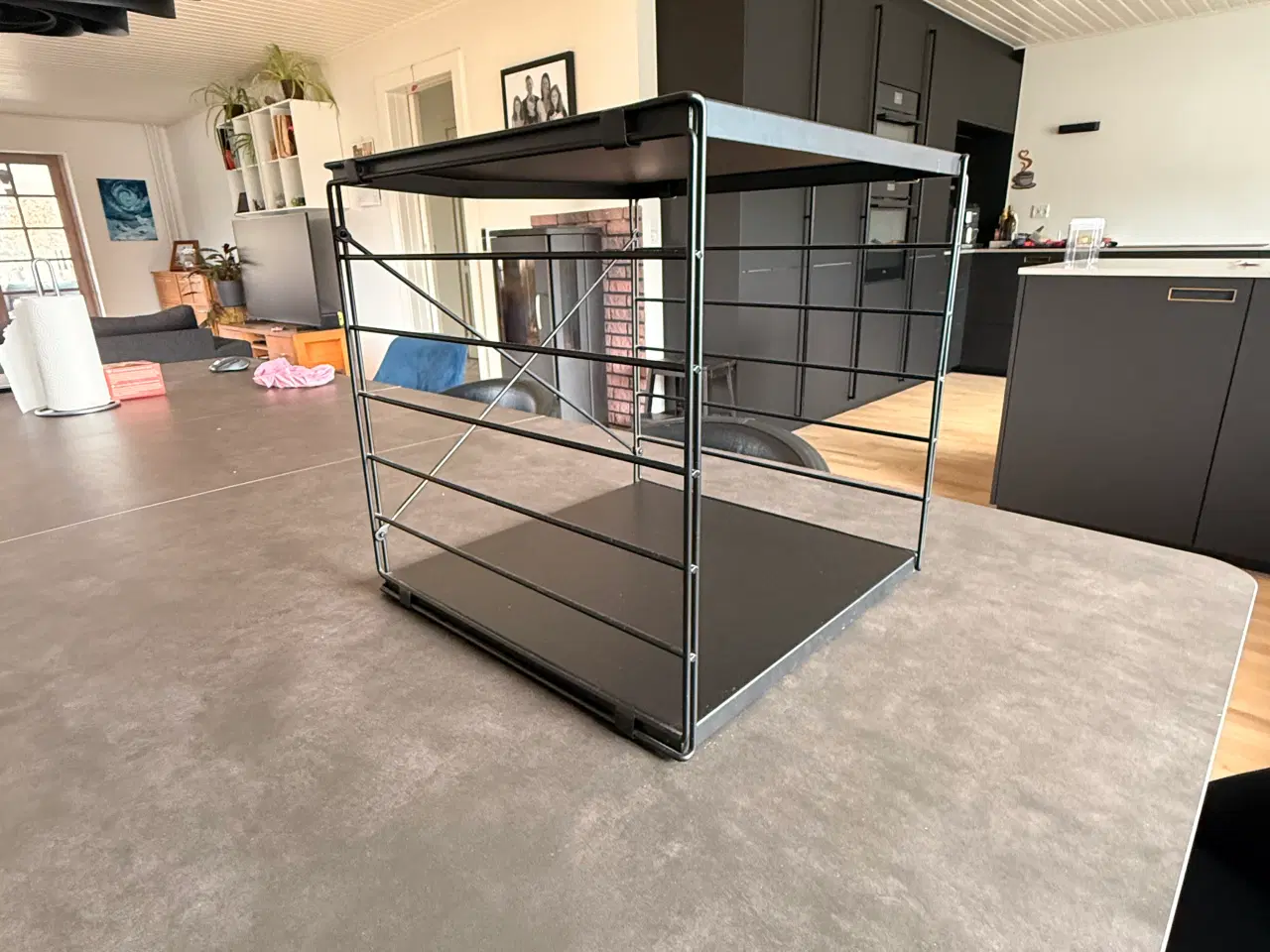 Billede 3 - Sort metal natbord / væghylde fra Søstrene Grene