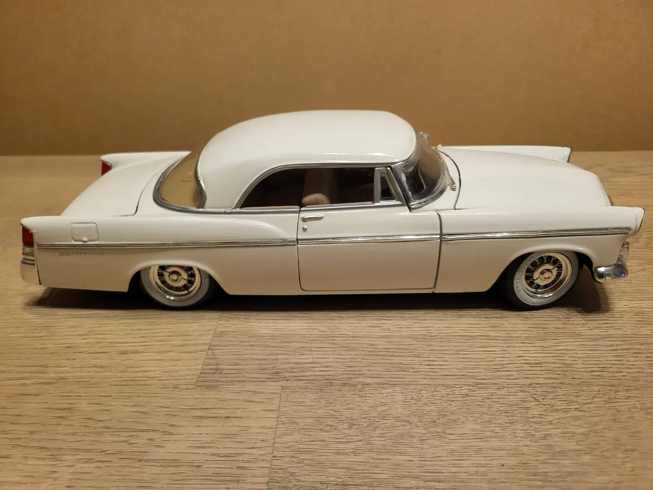 Billede 2 - Modelbil, Chrysler 300b White 1956, skala 1/18