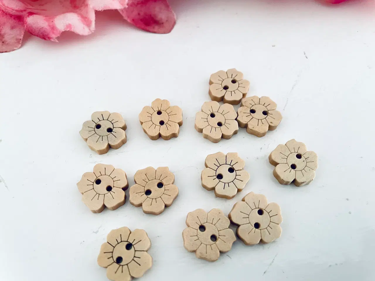 Billede 1 - Knapper blomster i træ 12 stk.