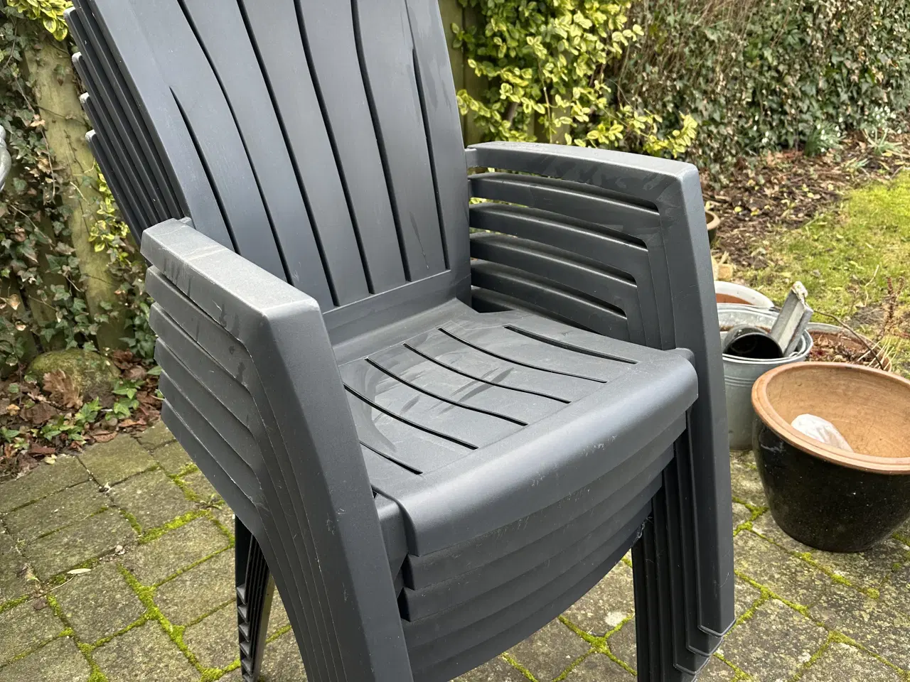 Billede 5 - Havebord, 6 stole og hynder, parasol