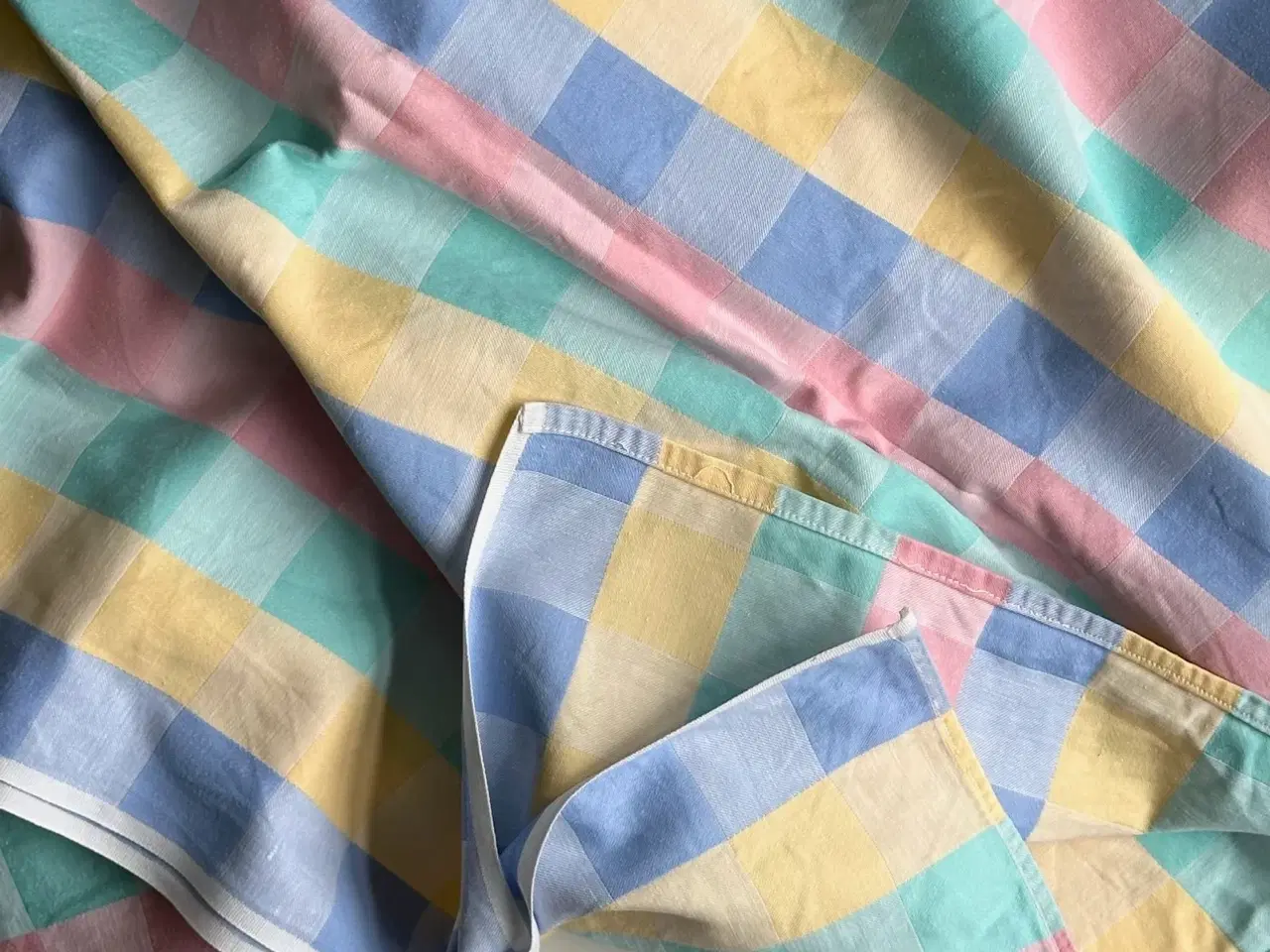 Billede 1 - Pastelternet dug, 180 x 130 cm