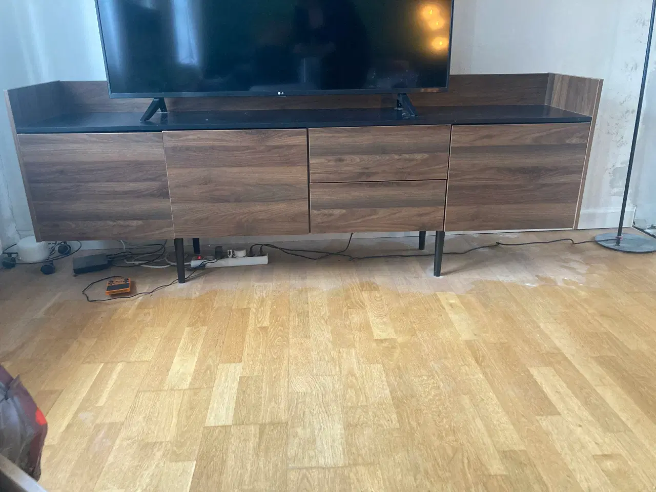 Billede 3 - Spisebord og TV-skænk i valnød 