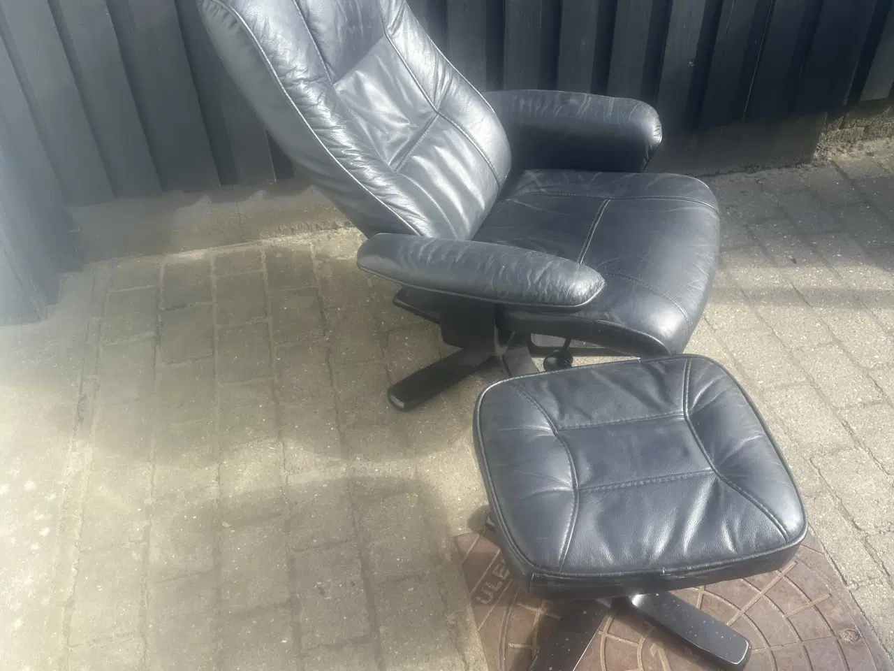 Billede 2 - Lænestol i sort læder med fodskammel 