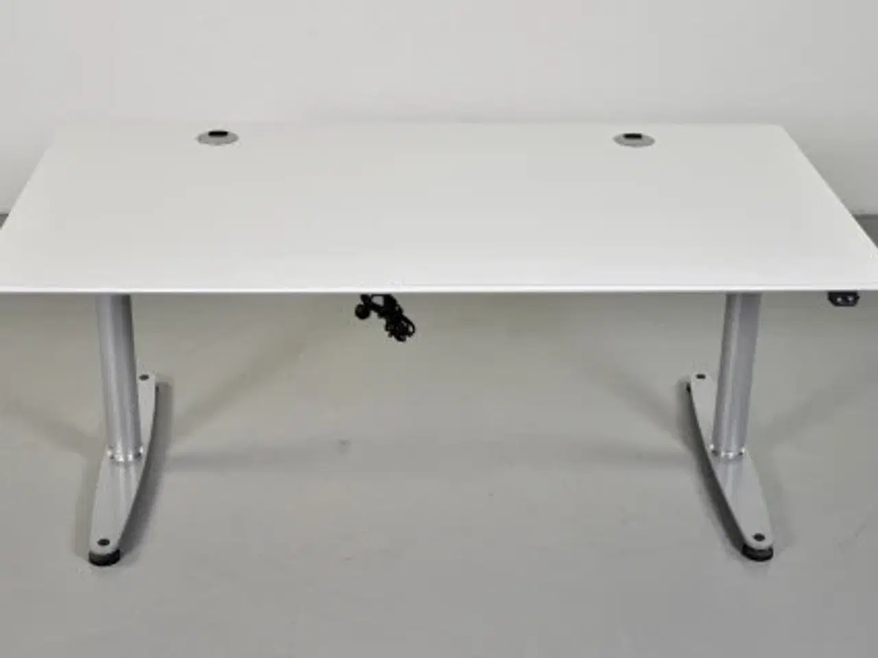 Billede 1 - Hæve-/sænkebord med ny hvid plade og alugråt stel, 160 cm.