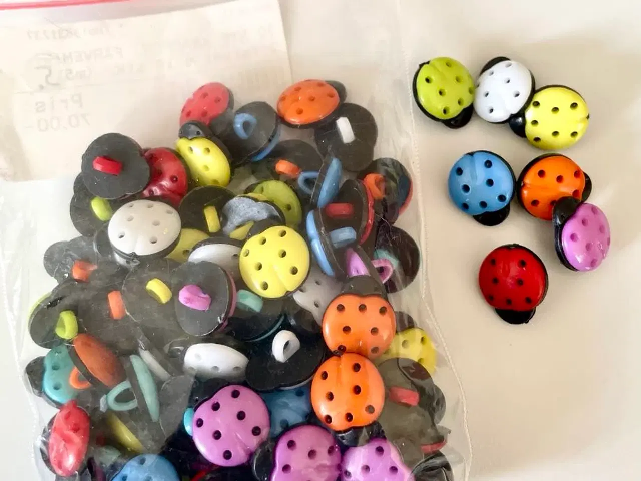 Billede 2 - Pakker med 60-90 plast knapper til børn