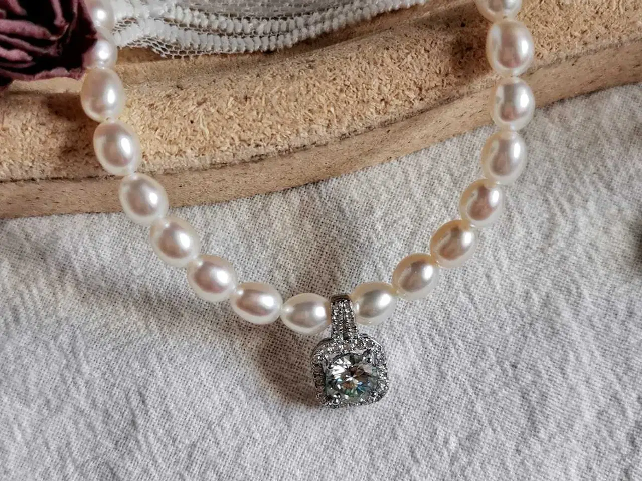 Billede 4 - Sølv ferskvandsperlehalskæde med moissanitvedhæng