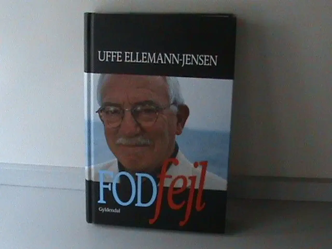 Billede 1 - Bog: Uffe Ellemann-Jensen FODfejl