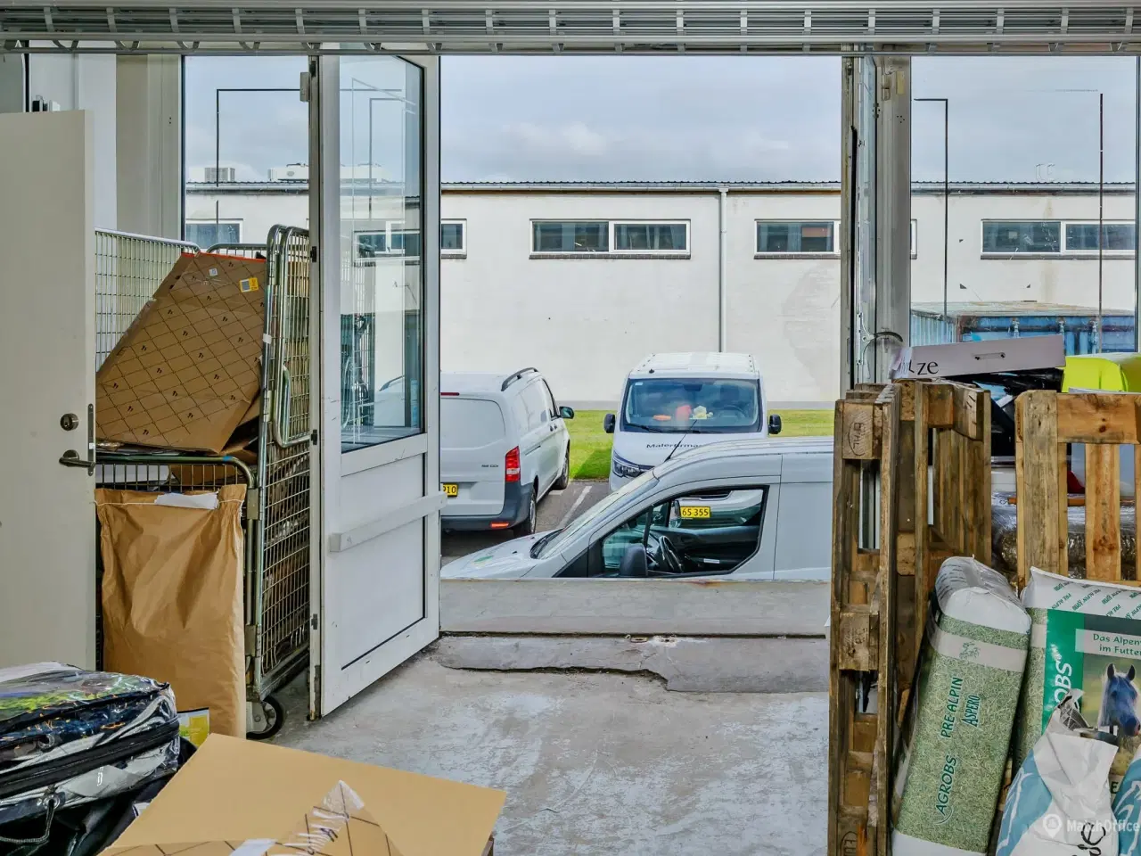 Billede 10 - Sort showroom med gode parkeringsforhold