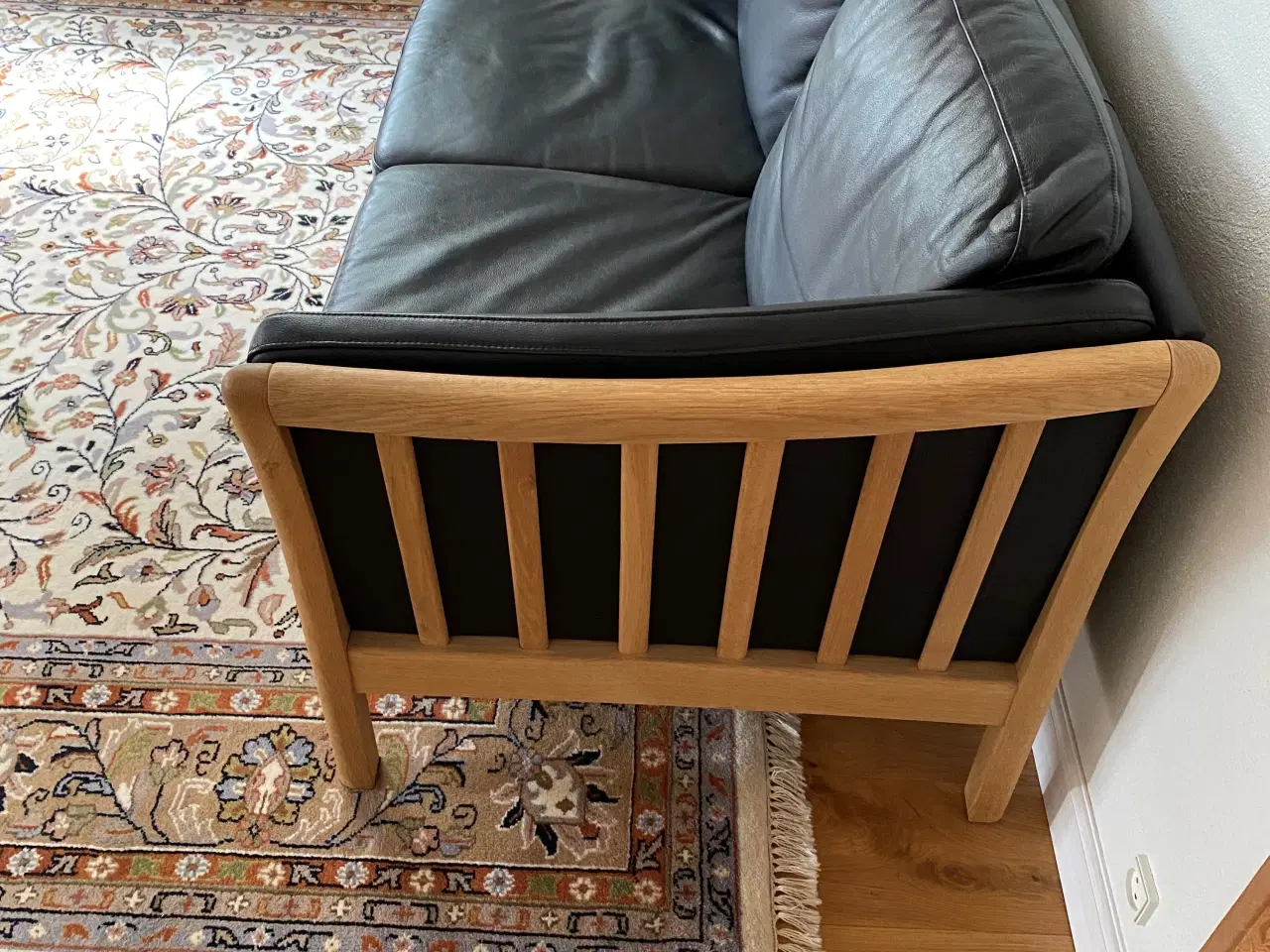 Billede 6 - 2&3 personers sofa i sæbebehandlet eg & sort læder