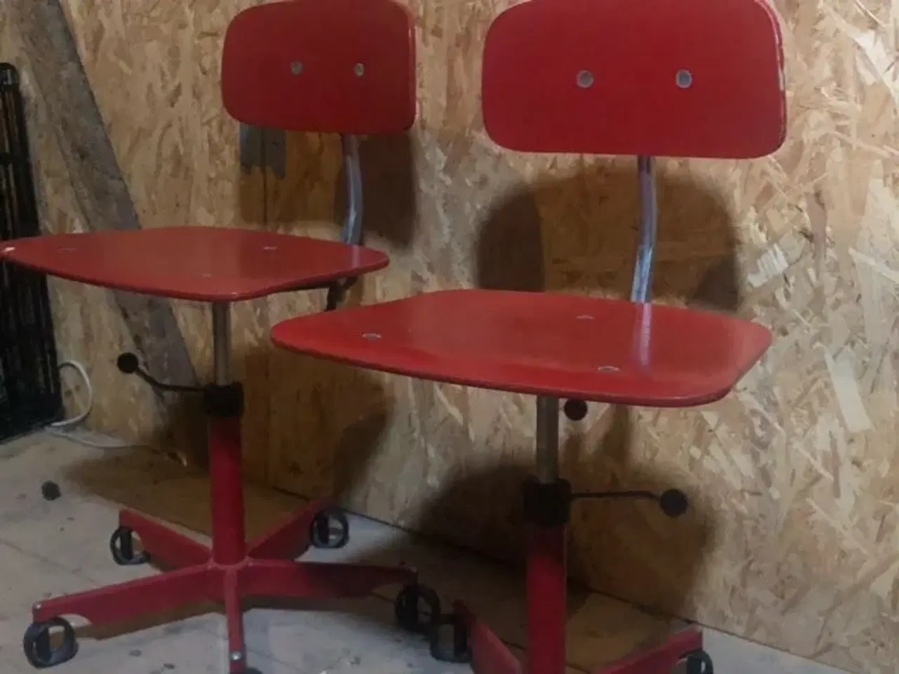 Billede 1 - En rød kevi stol