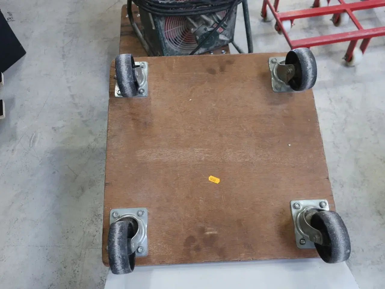 Billede 6 - 2 stk. vogne med indhold