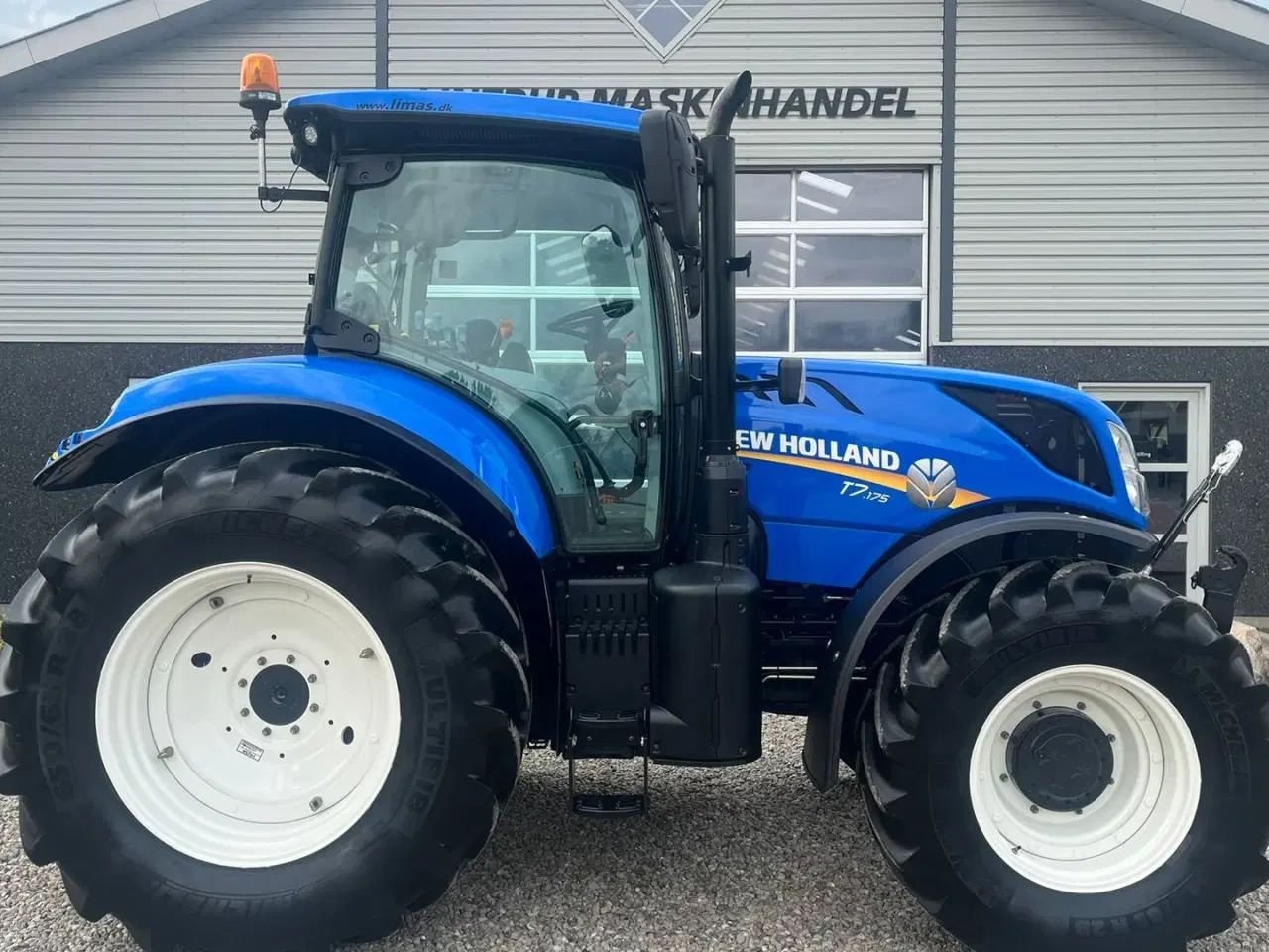 Billede 9 - New Holland T7.175 RangeCommand med frontlift. Meget velholdt gård traktor.