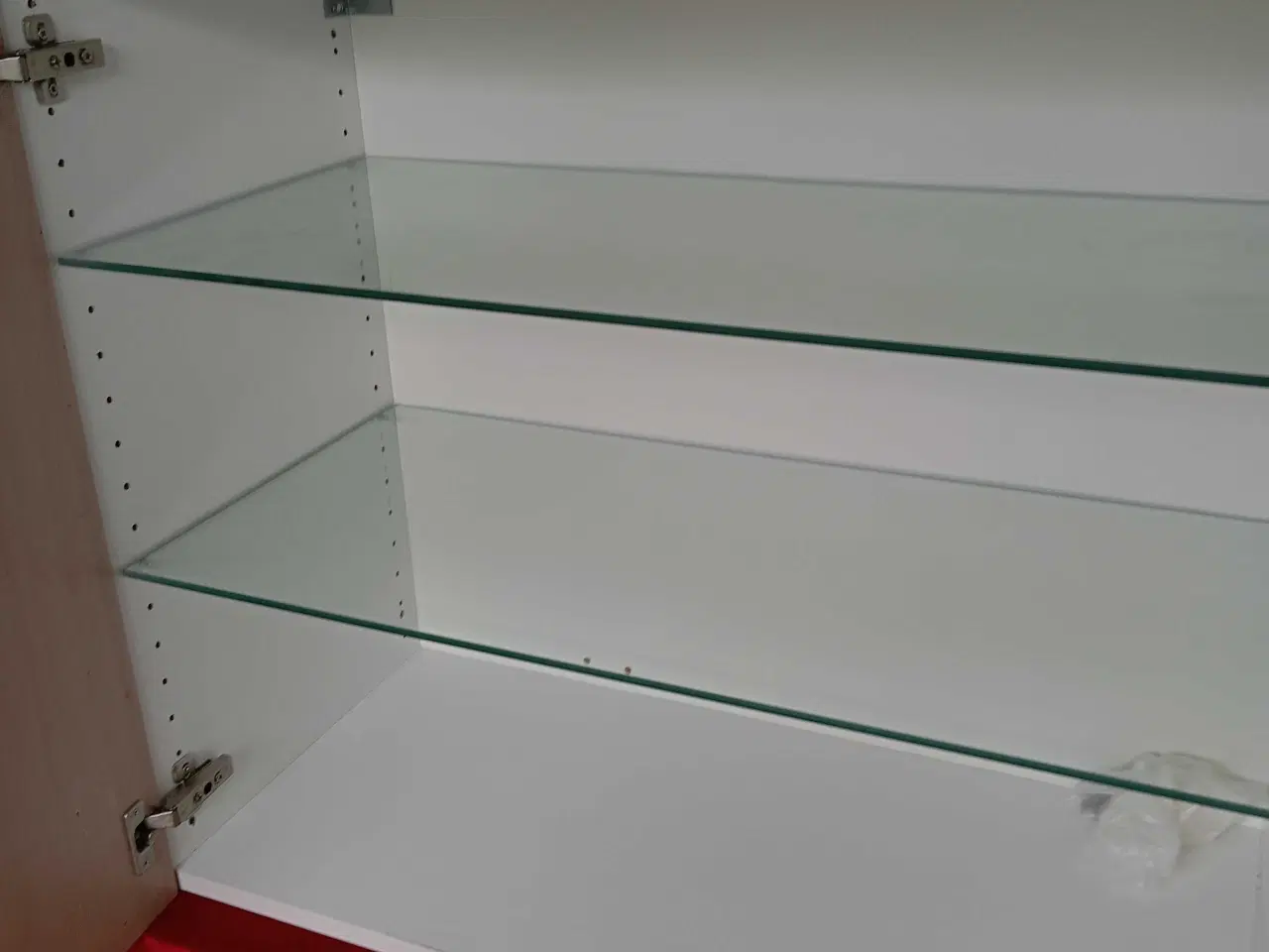 Billede 3 - Ikea overskab med låge i lys eg med glas hylder 