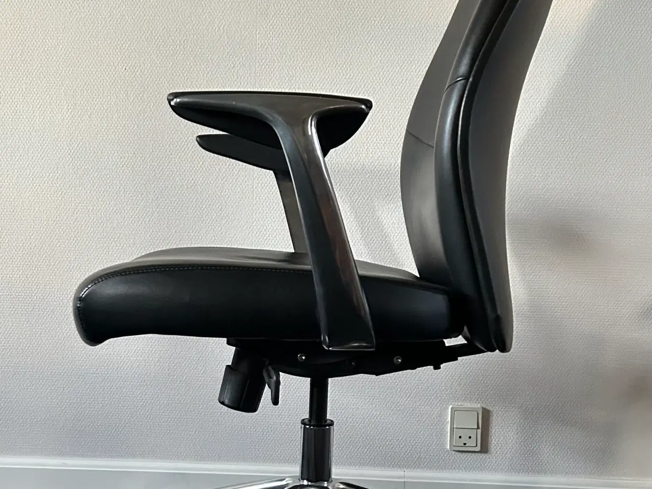 Billede 2 - Kvalitetskontorstol i sort skind. 