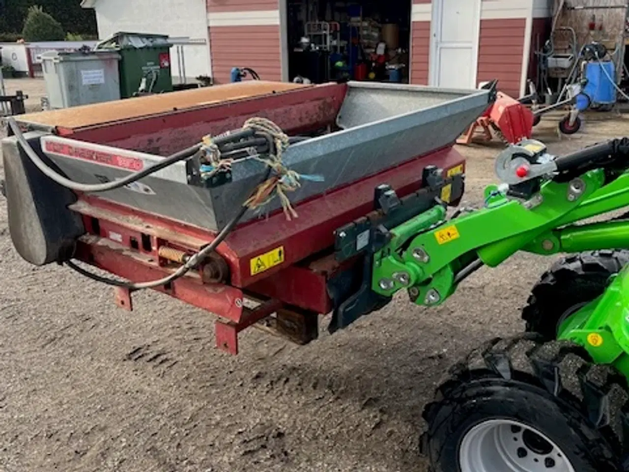 Billede 2 - Hydraulisk Toro topdresser 1800 til minilæsser