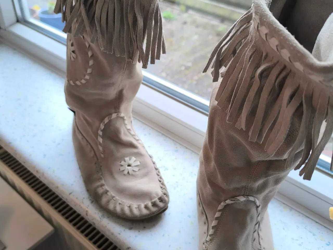 Billede 10 - Rundskin støvle i sort og beige farve 